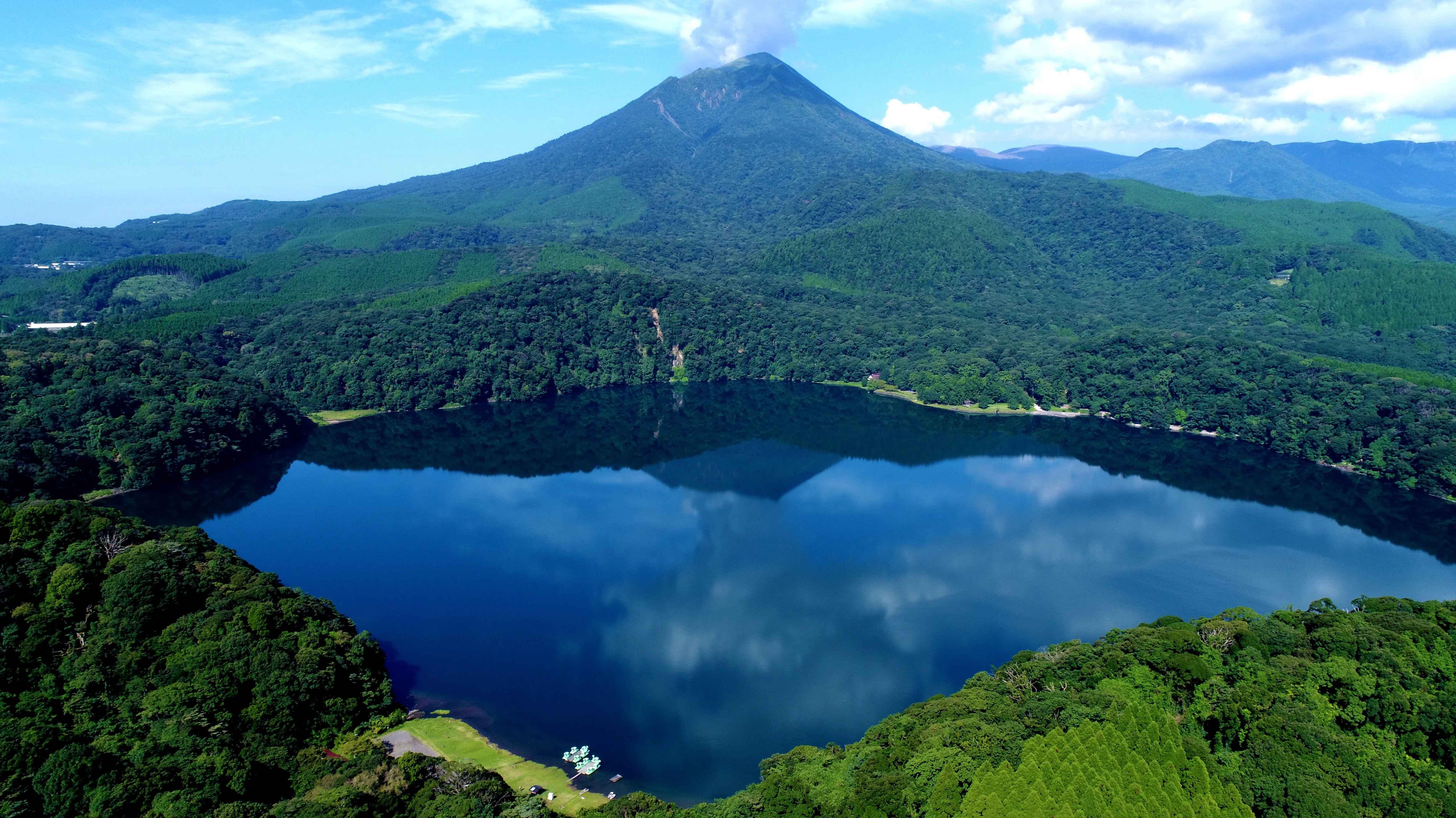 🏞️ 신성한 호수(미이케) 이미지 1
